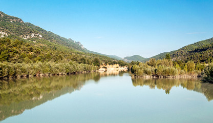 Fototapeta na wymiar Lake in the mountains of the Pyrenees