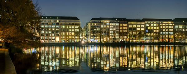 Fototapeta na wymiar Panorama Hamburg Ballindamm am Abend