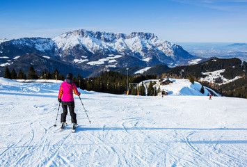 Fototapeta na wymiar Skifahrerin vor der Abfahrt