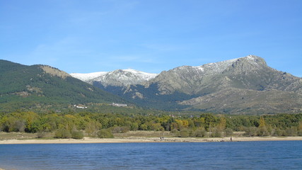 Embalse de Navacerrada con la Bola del Mundo. Madrid