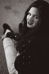 Fotogafia en picado de una chica en blanco y negro