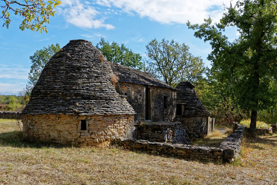 Cabanes pierre s&egrave;che