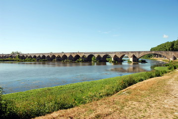 Fototapeta na wymiar Pont de Beaugency, ville du Val de Loire, département du Loiret, France