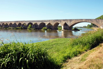 Fototapeta na wymiar Pont de Beaugency, enjambe la Loire (XIVe siècle, 24 arches, 460 m de longueur), Val de Loire, département du Loiret, France