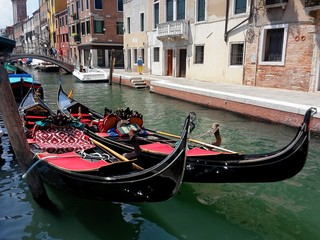 Fototapeta na wymiar Une ou deux gondoles à Venise