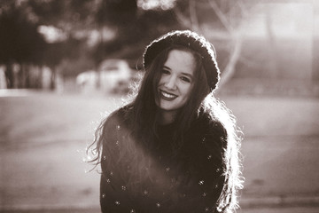 Chica sonriente en blanco y negro