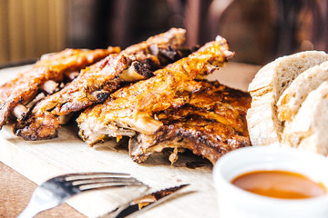 Grilled ribs with bread and sauce