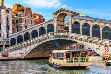 Rialtobrug en vaporetto in Venetië, Italië