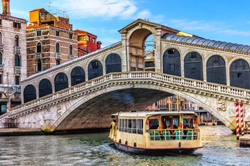 Foto auf Acrylglas Rialtobrücke Rialtobrücke und Vaporetto in Venedig, Italien