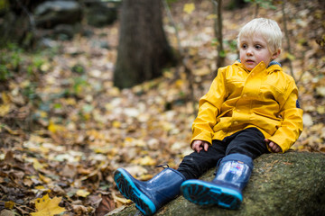 Junge wartet im Wald