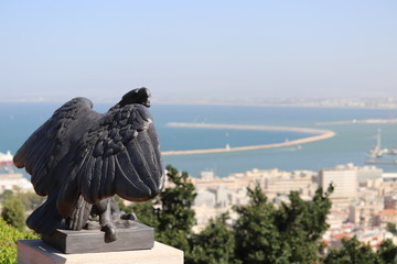 中東　イスラエル　ハイファ　ワシ　銅像　海　街並み