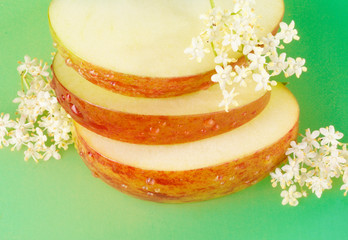 APPLE SLICES AND ELDERFLOWER