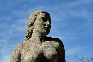 Fototapeta na wymiar Statue de femme de face en pierre blanche, paris