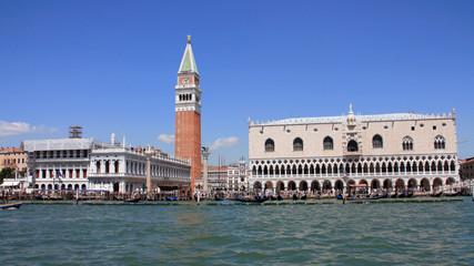 Fototapeta na wymiar Place Saint Marc de Venise, le Campanile et le Palais des Doges