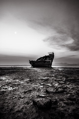 Zwart-wit, Motueka Ship Wrecked. Het beroemde schip in het kustgebied van Tasman.