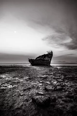 Foto auf Acrylglas Schwarz und weiss Schwarz und weiß, Motueka Schiffswrack. Das berühmte Schiff im Küstenbereich von Tasman.