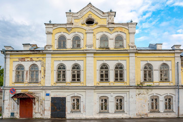Fototapeta na wymiar Biysk, an ancient building in the historic center