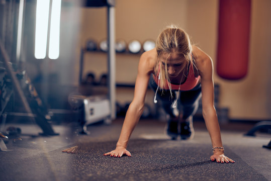970+ Girls Doing Push Ups Stock Photos, Pictures & Royalty-Free Images -  iStock
