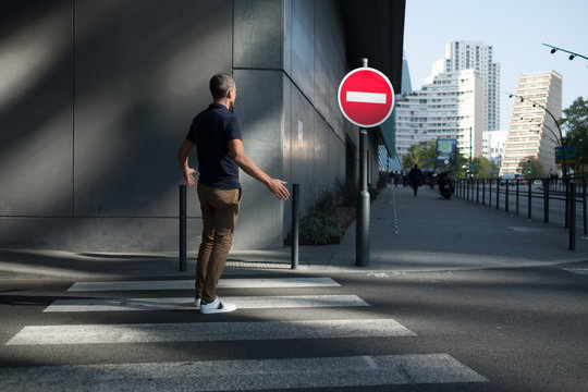 sens interdit passage pi&eacute;ton rue ville urbain signalisation acc&egrave;s refus refuser homme traverser