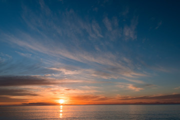 Fototapeta na wymiar Beautiful sunrise and dusk scene over the sea in the morning.