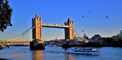 Fototapeta na wymiar Blue evening London Bridge