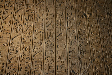 エジプトの象形文字の石板（見上げ）