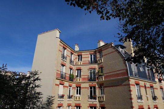 Immeubles anciens en briques, ciel bleu