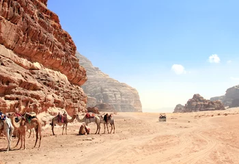 Meubelstickers Jeepsafari in de woestijn van Wadi Rum, Jordanië © frenta