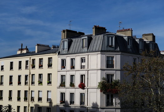 Immeuble blanc et gris, ciel bleu Paris