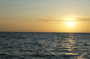 Fototapeta na wymiar 沖縄の海に陽が沈む
