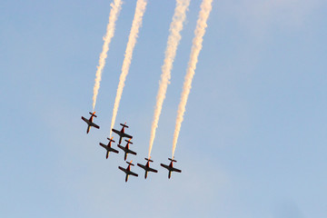 planes doing stunts