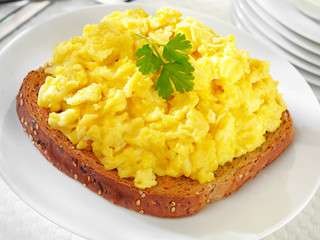 SCRAMBLED EGGS ON TOAST