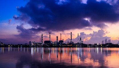 Naklejka premium oil refinery at twilight night