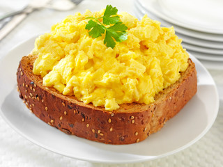 SCRAMBLED EGGS ON TOAST