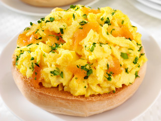 SCRAMBLED EGG AND SMOKED SALMON ON BAGEL