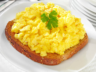 SCRAMBLED EGGS ON TOAST