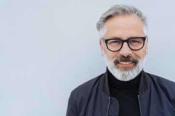 Obraz premium Portret atrakcyjny starszy brodaty mężczyzna
