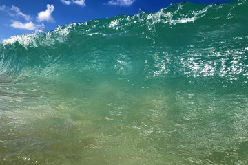 Fototapeta na wymiar turquoise water tube wave crashing on seashore.