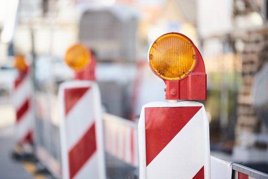 Baustellen Absperrung orange wei&szlig; rot