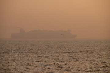 Fototapeta premium Schiff im Morgennebel