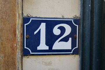 Numéro 12, plaque de numéro de rue
