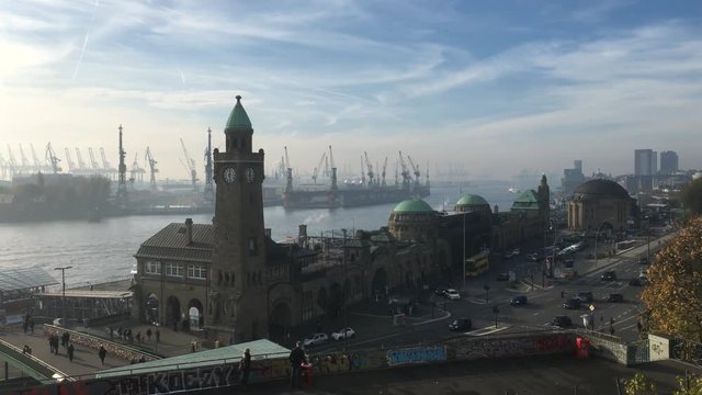 Hamburg. Zeitraffer von den Landungsbr&uuml;cken