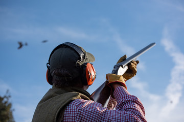 Jäger auf der Rothuhnjagd