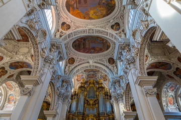 Fototapeta na wymiar Inside of Saint Stephen Cathedral in Passau.