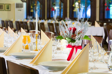 Pięknie udekorowany stół na uroczystość rodzinną z ciastem i ciastkami