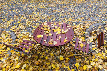Verlassene Terasse eines Koffeehauses im Herbst