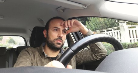 Uomo concentrato alla guida dell'auto
