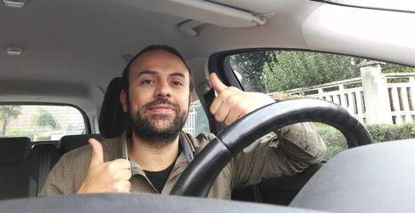 Uomo alla guida dell'auto - tutto perfetto