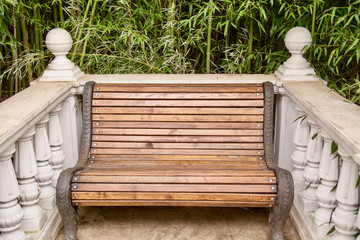 Obraz premium Wooden bench in the park