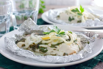 Badezimmer Foto Rückwand Cod baked in foil with parsley and onion, horizontal © Анна Журавлева